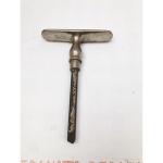 Poignée nickelée forme biscuit 